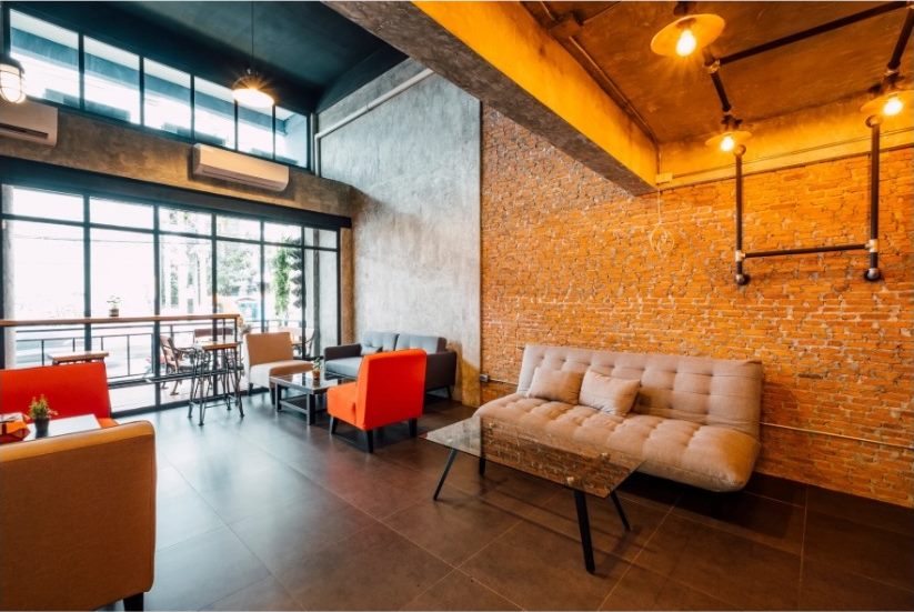 Interior de estilo industrial con muro de ladrillo y mobiliario