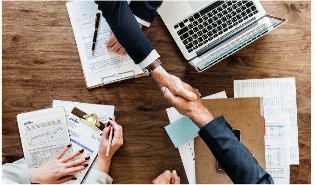 Reunión de trabajo con planos y documentos sobre una mesa