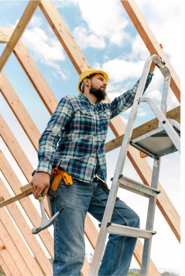 Trabajador sobre una escalera junto a una estructura de madera