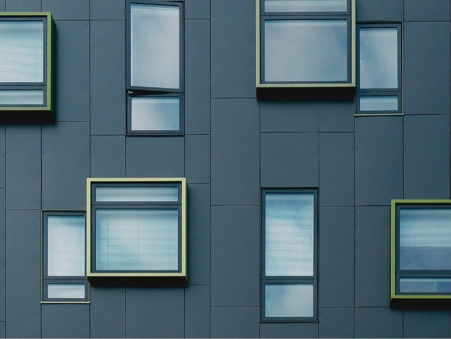 Perfiles de aluminio en la fachada de un edificio