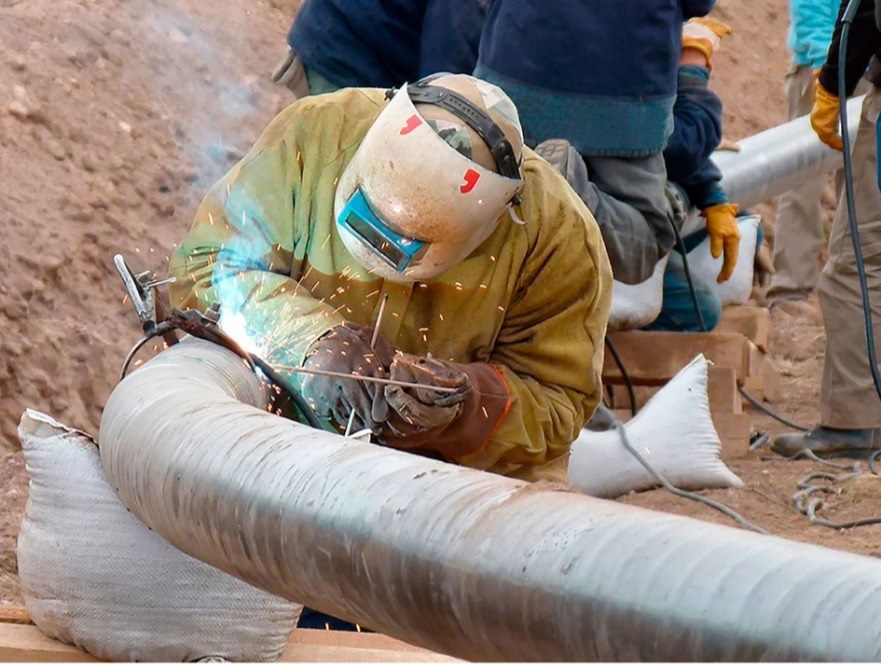 Soldador trabajando sobre una tubería