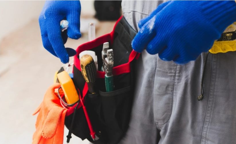 Técnico dando mantenimiento preventivo a una instalación