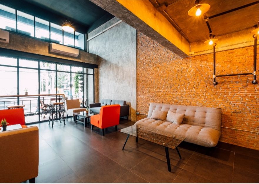 Interior de estilo industrial con muros de ladrillo