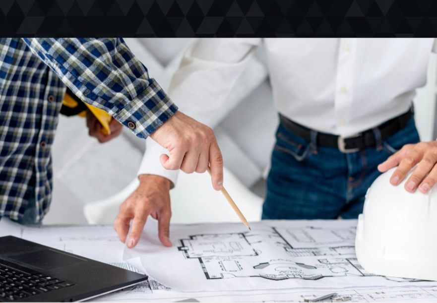 Equipo de trabajo revisando planos sobre una mesa
