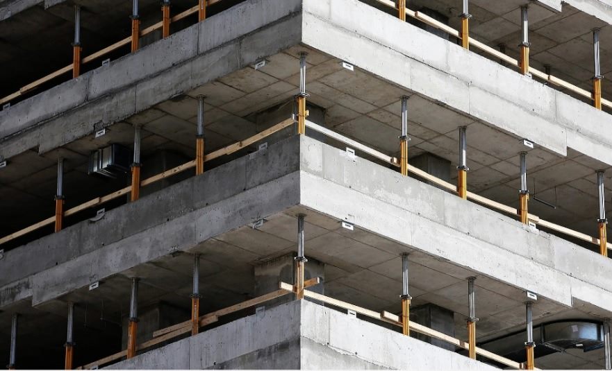 Edificio en obra con losas apuntaladas