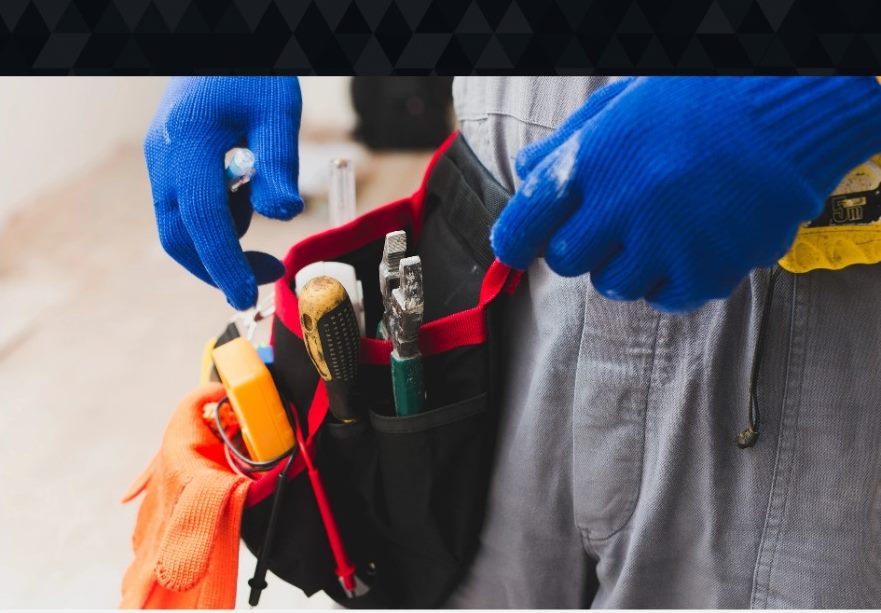 Técnico con guantes revisando herramientas de mantenimiento