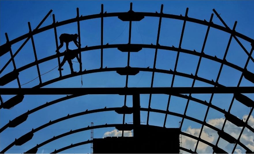 Estructura metálica de una cubierta en construcción