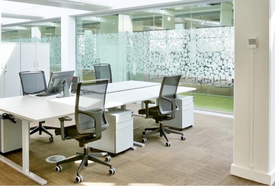 Oficina remodelada con divisiones de cristal