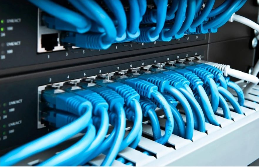 Cableado de red conectado a un panel de comunicaciones